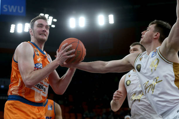 的推墙配合 的推墙配合